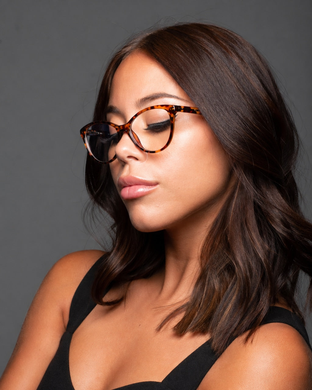 Model wearing LadyBoss Bombshells eyeglasses in Leopard #frame color_leopard