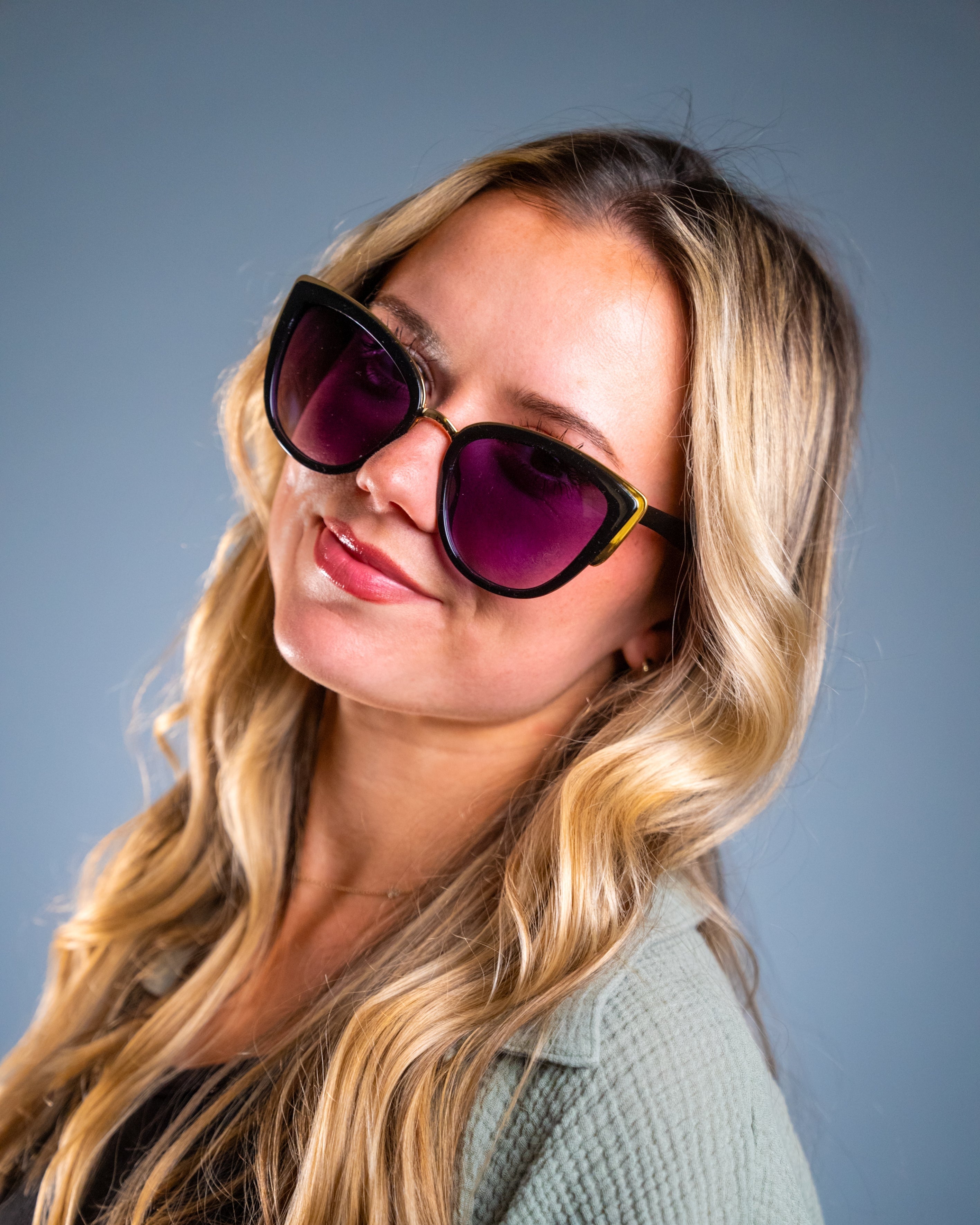 Model wearing LadyBoss Contours sunglasses in Black #frame color_black