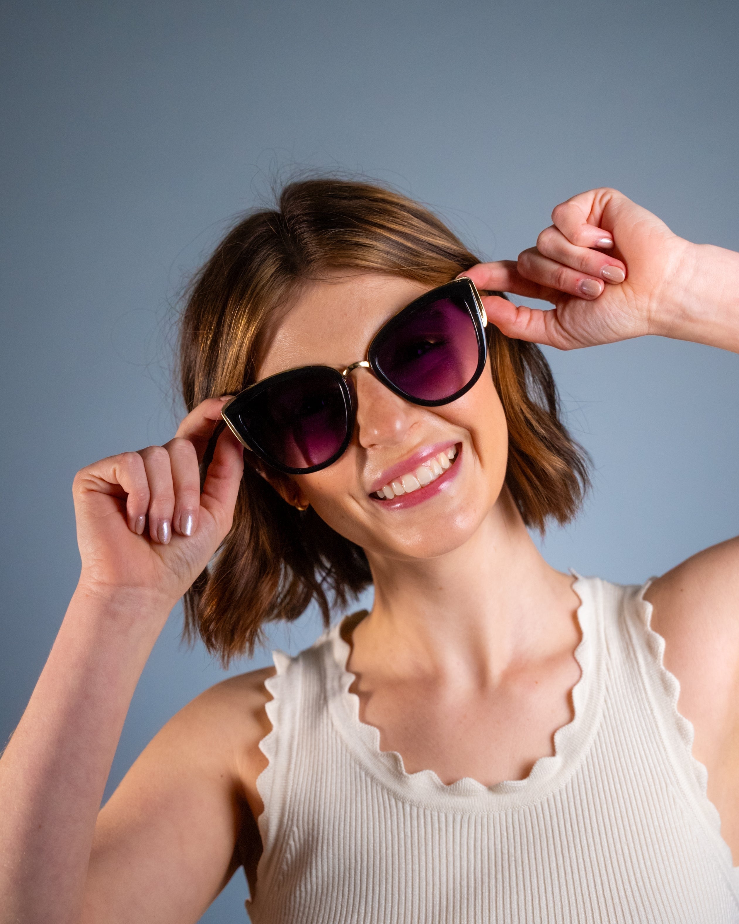 Model wearing LadyBoss Contours sunglasses in Black #frame color_black