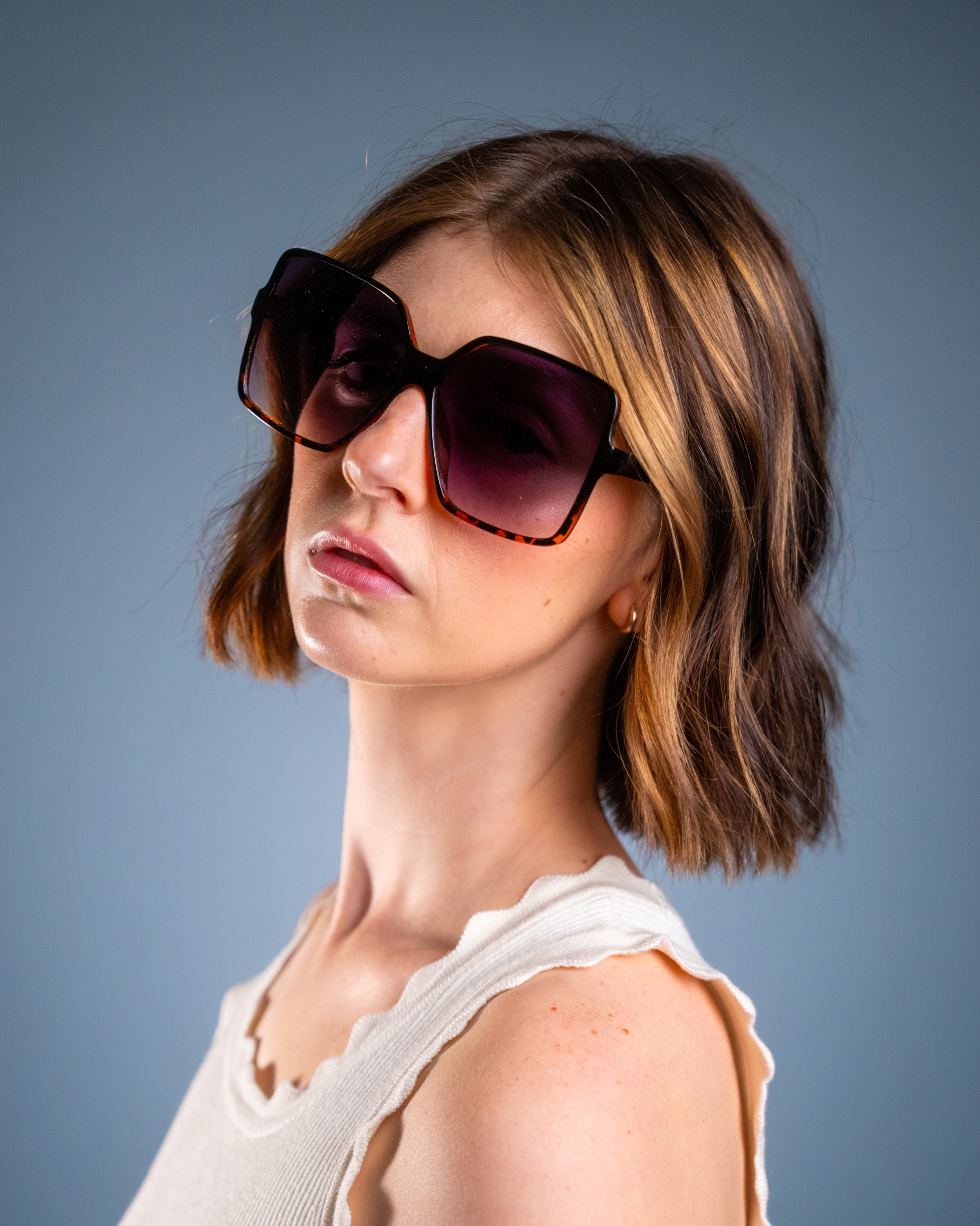 Model wearing LadyBoss Glamours sunglasses in Tortoise #frame color_tortoise