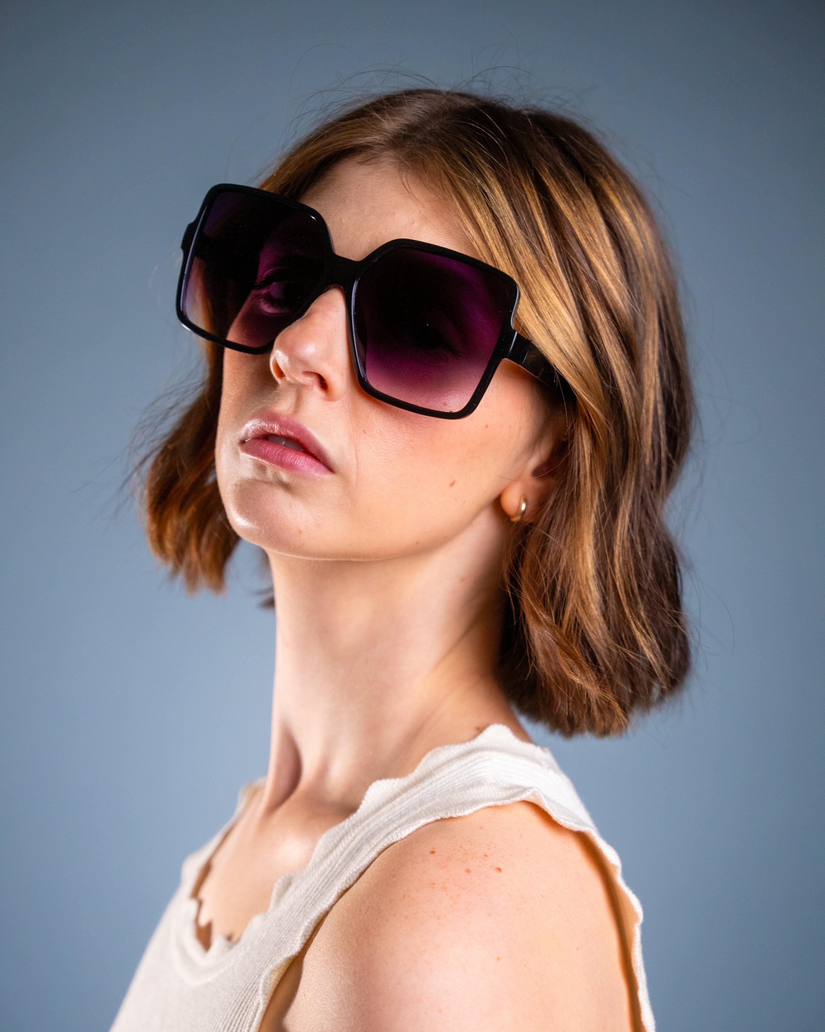 Model wearing LadyBoss Glamours sunglasses in Black #frame color_black