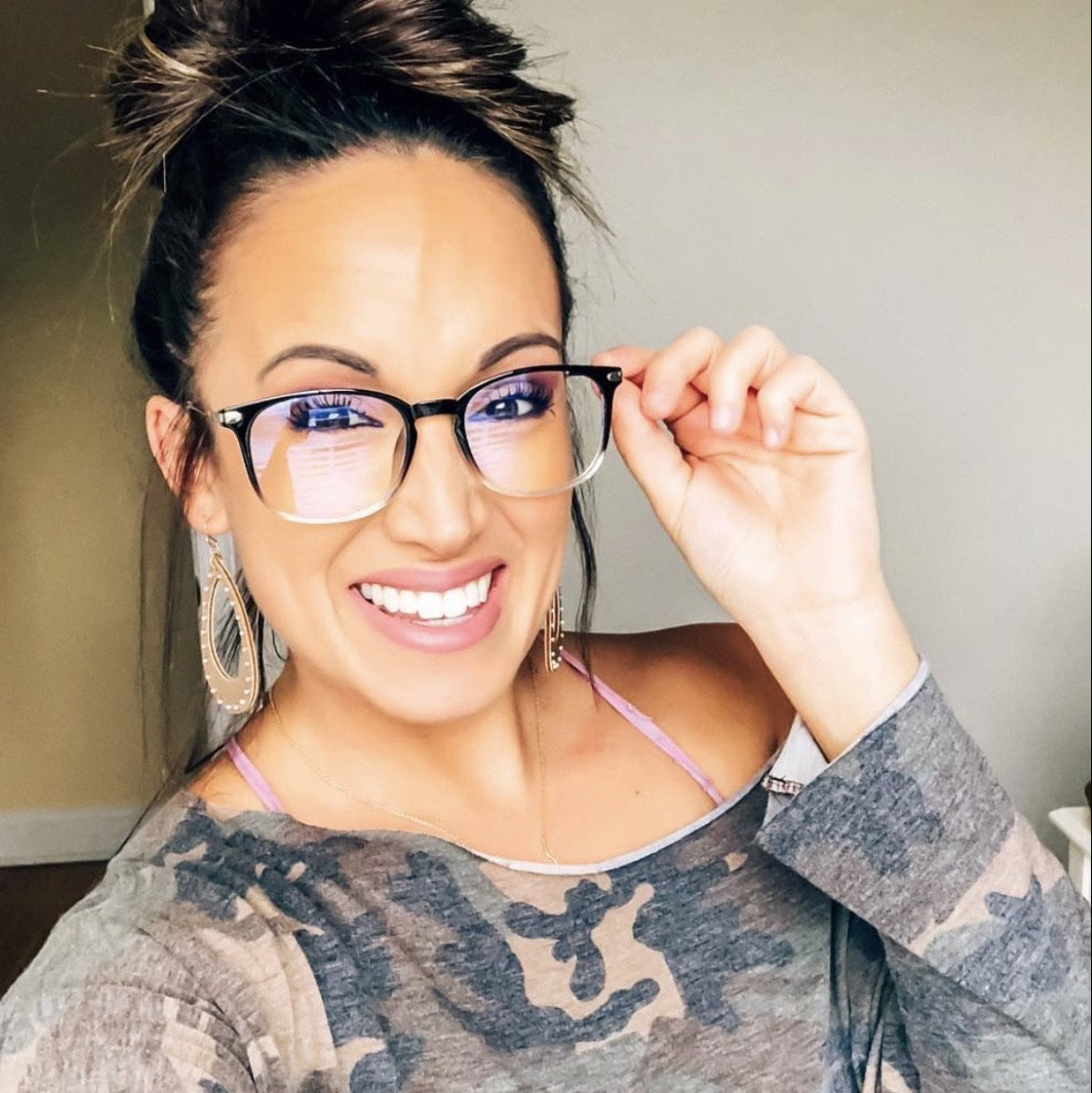 Model wearing LadyBoss Classics eyeglasses in Gradient #frame color_gradient