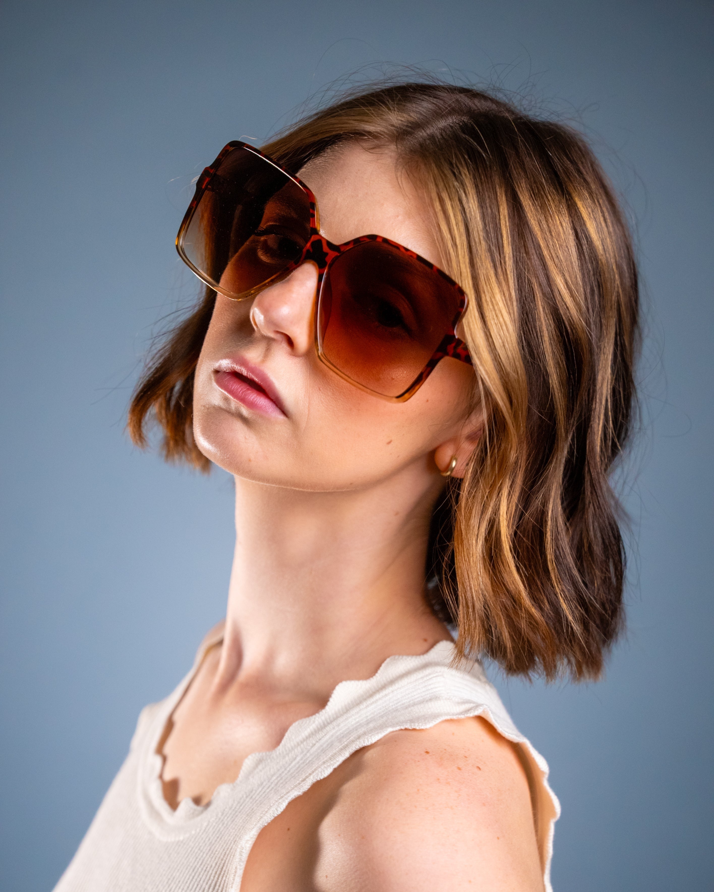 Model wearing LadyBoss Glamours sunglasses in Leopard #frame color_leopard